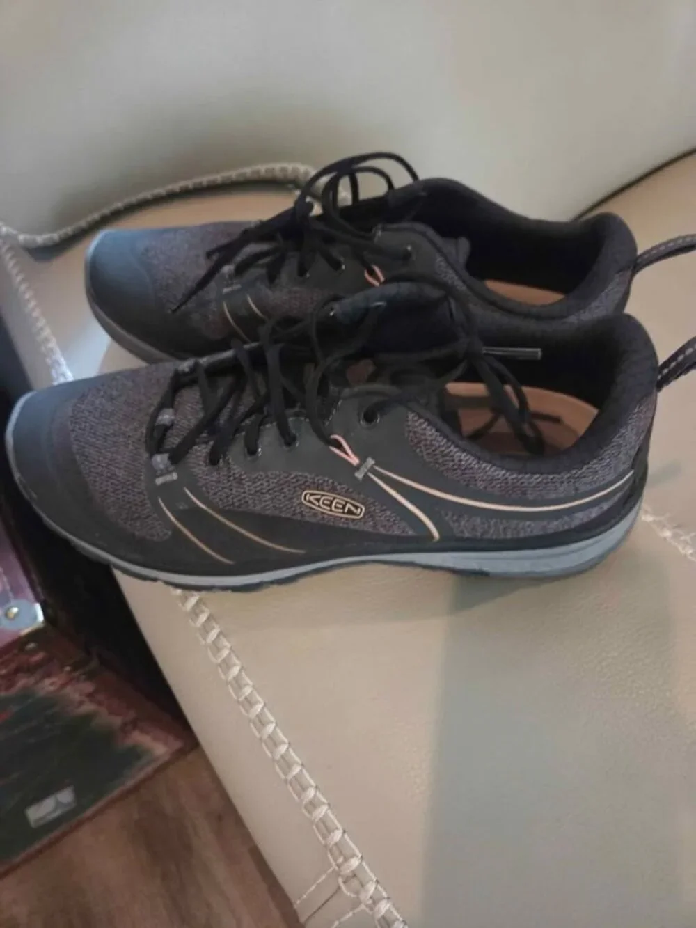 Keen womens hiking shoes size 9 new